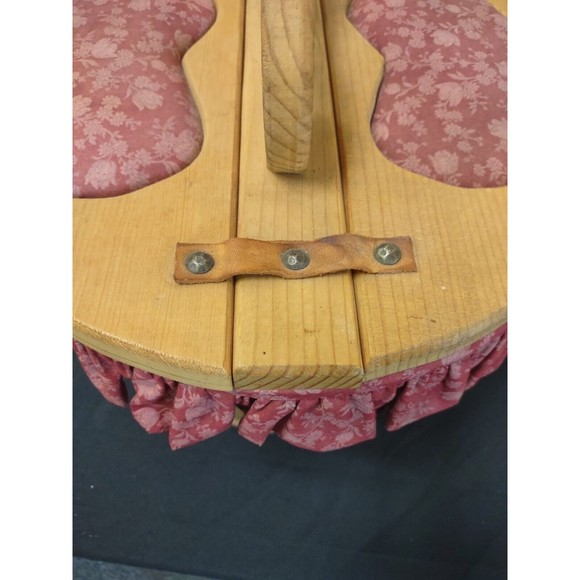 Vintage Large Heart Cushioned Sewing Basket With Lid And Liner - Picture 8 of 12